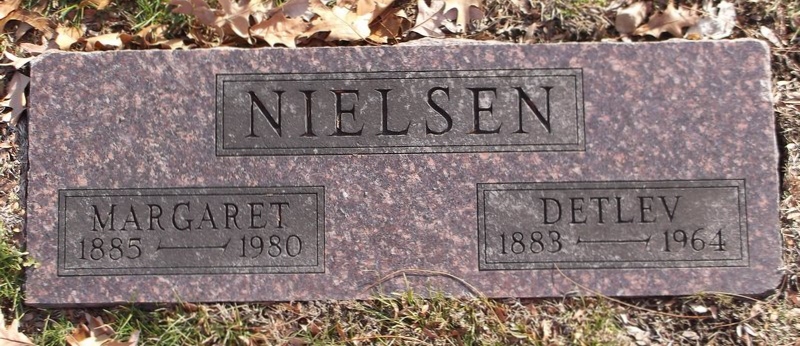 Gravsten over Ditlev Nielsen og hustru Margaret på Riverside Cemetery.